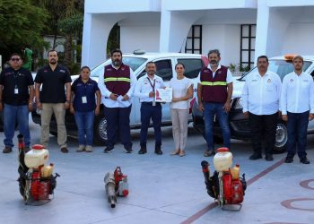 Ana Paty Peralta entrega certificado de “espacios libres de dengue” a 5 dependencias en Cancún
