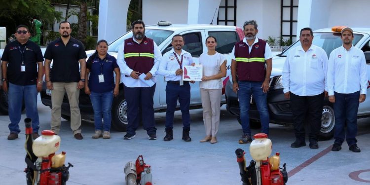 Ana Paty Peralta entrega certificado de “espacios libres de dengue” a 5 dependencias en Cancún
