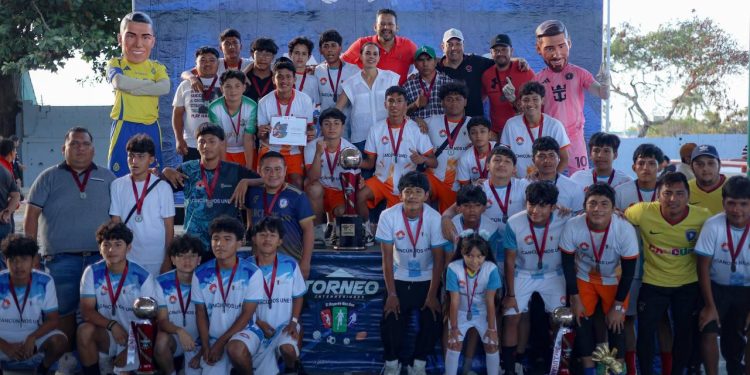 Ana Paty Peralta clausura el “Torneo de Fútbol 7 Interregiones 2025”