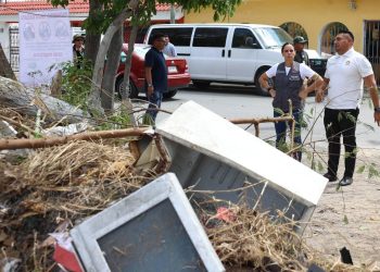 Ana Paty Peralta, supervisó los trabajos de retiro de residuos en un área verde en la Supermanzana 77