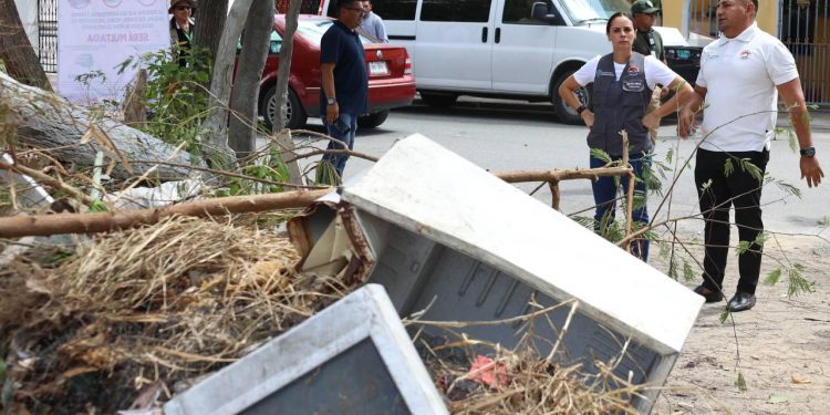 Ana Paty Peralta, supervisó los trabajos de retiro de residuos en un área verde en la Supermanzana 77