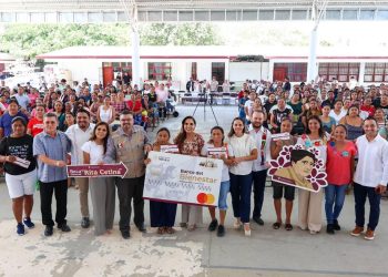 Entregan de tarjetas de la Beca Universal ‘Rita Cetina’ en Cancún