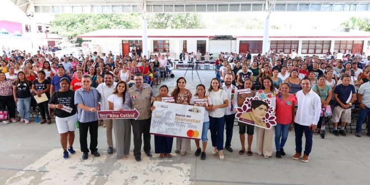 Entregan de tarjetas de la Beca Universal ‘Rita Cetina’ en Cancún