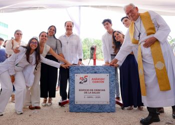 Ana Paty Peralta atestiguó la colocación de la primera piedra del edificio de la División de Ciencias de la Salud en la Universidad Anáhuac Cancún