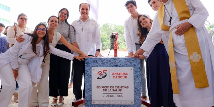 Ana Paty Peralta atestiguó la colocación de la primera piedra del edificio de la División de Ciencias de la Salud en la Universidad Anáhuac Cancún
