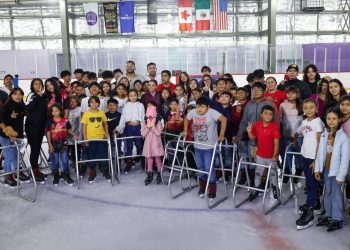 Ana Paty Peralta, convivió con deportistas en la pista de hielo Cancún “Happi Arena”