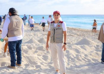 Realizan labores de limpieza y retiro de sargazo en 7 playas públicas de Cancún
