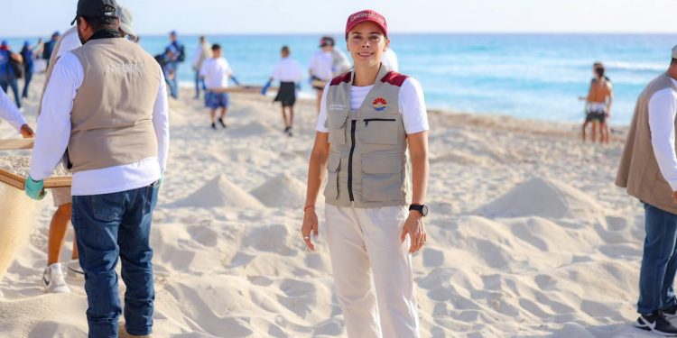 Realizan labores de limpieza y retiro de sargazo en 7 playas públicas de Cancún