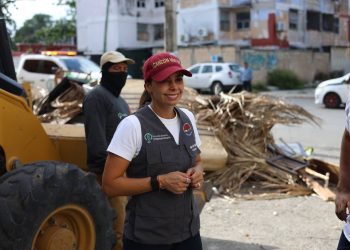 Ana Paty Peralta, supervisó los trabajos de descacharrización en la Supermanzana 77 de Cancún