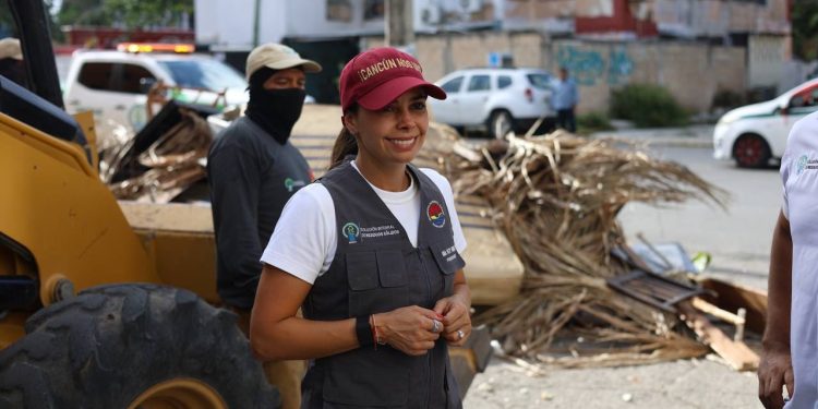 Ana Paty Peralta, supervisó los trabajos de descacharrización en la Supermanzana 77 de Cancún
