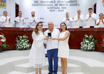 Entrega Ana Paty Peralta y Mara Lezama Medalla al Mérito Ciudadano “Sigfrido Paz Paredes” edición 2025