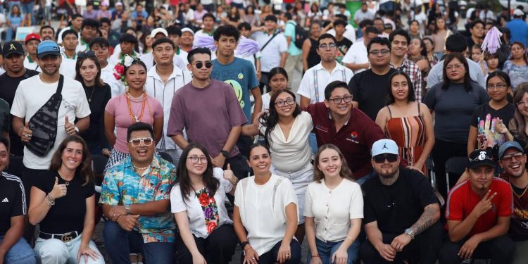 Ana Paty Peralta, encabezó el festival “Juventud es Poder”, en la explanada del Gimnasio Cecilio Chi en Cancún