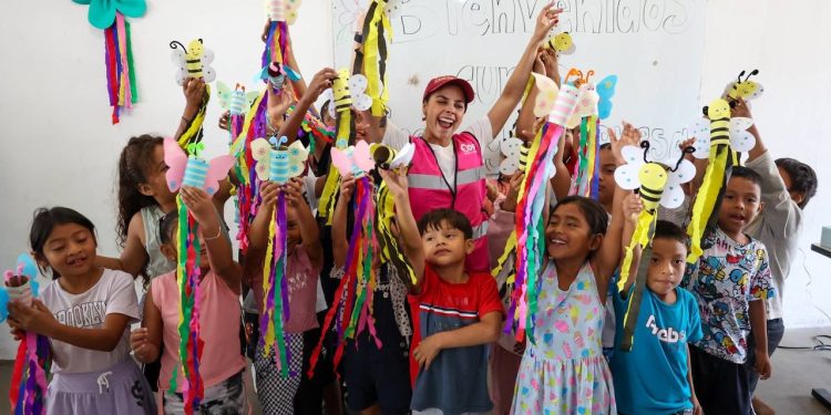 Ana Paty Peralta, participó del inicio del curso de primavera “Crea y Expresa 2025”