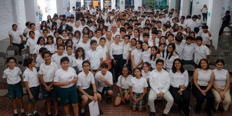 Ana Paty Peralta, otorgó el reconocimiento “Yo no soy Cómplice” al Campo Escuela San José