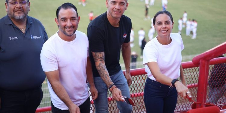Ana Paty Peralta realiza jornada de mantenimiento y pintura en el Estadio Cancún 86