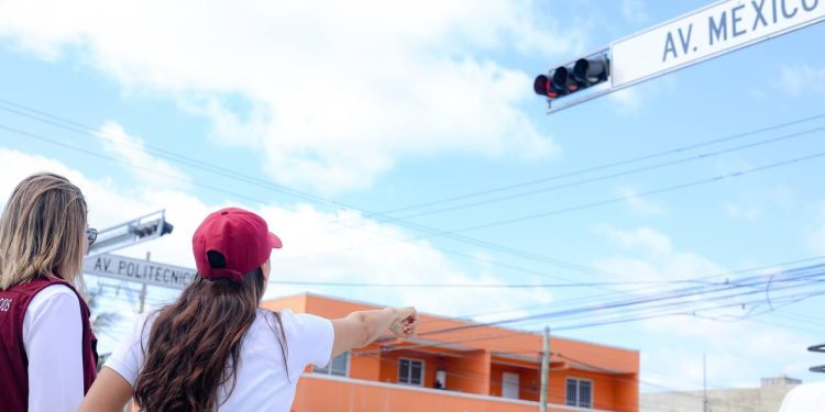 Ana Paty Peralta, supervisó el funcionamiento del nuevo cruce semaforizado ubicado en Av. Politécnico con Av. México en Cancún