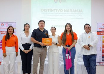 Ana Paty Peralta, entregó el Distintivo Naranja a 10 empresas pertenecientes a la CANIRAC
