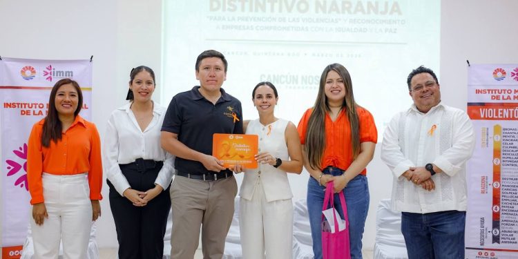 Ana Paty Peralta, entregó el Distintivo Naranja a 10 empresas pertenecientes a la CANIRAC