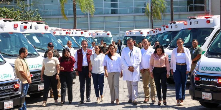 Entregan 20 nuevas ambulancias para traslados programados en los ejercicios 2025, 2026, 2027 y 2028 al IMSS en Quintana Roo