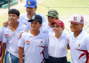 Ana Paty Peralta, supervisó los trabajos de mantenimiento y rehabilitación del campo de béisbol “Toro Valenzuela” de Cancún