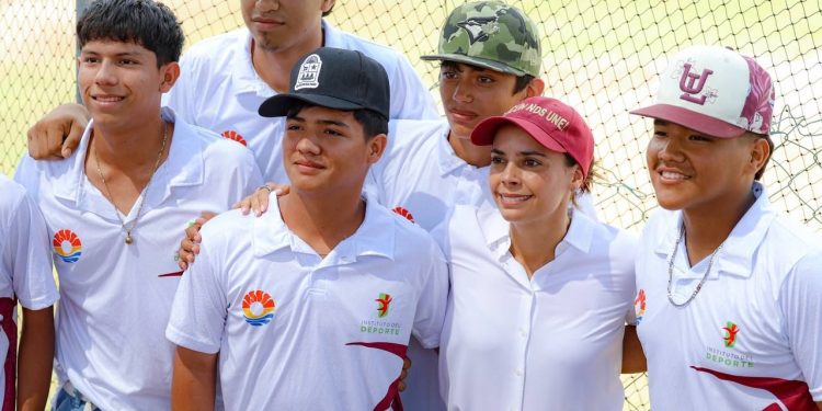 Ana Paty Peralta, supervisó los trabajos de mantenimiento y rehabilitación del campo de béisbol “Toro Valenzuela” de Cancún