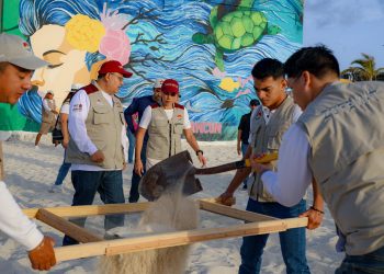 Ana Paty Peralta realiza limpieza en Playa Delfines y en el Cenote Urbano Tuunich