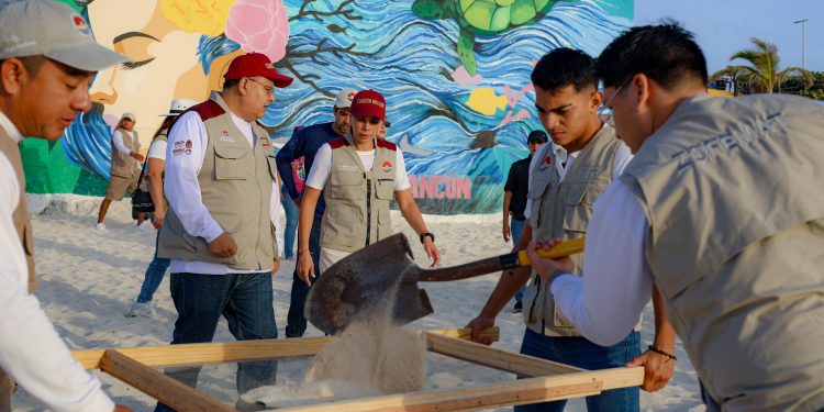 Ana Paty Peralta realiza limpieza en Playa Delfines y en el Cenote Urbano Tuunich