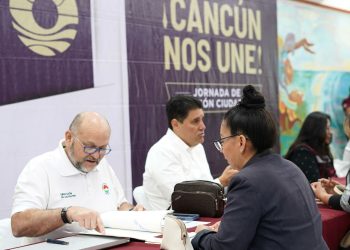 Ana Paty Peralta, atiende a cancunenses en la Jornada de Atención Ciudadana “Cancún nos une” en el Palacio Municipal