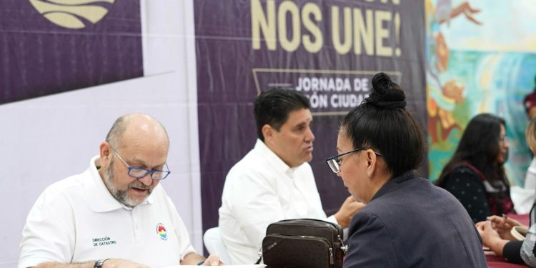 Ana Paty Peralta, atiende a cancunenses en la Jornada de Atención Ciudadana “Cancún nos une” en el Palacio Municipal