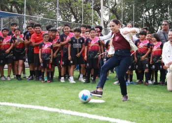 Inauguran cancha de fútbol con pasto sintético en la Supermanzana 247 de Cancún