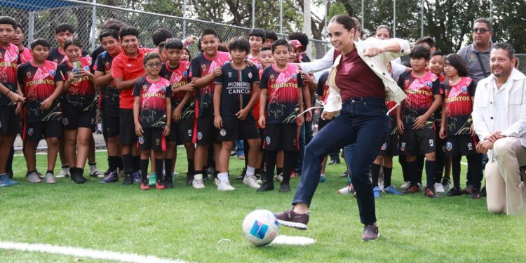 Inauguran cancha de fútbol con pasto sintético en la Supermanzana 247 de Cancún