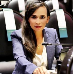 Laura Fernández orden de captura y desvío millonario