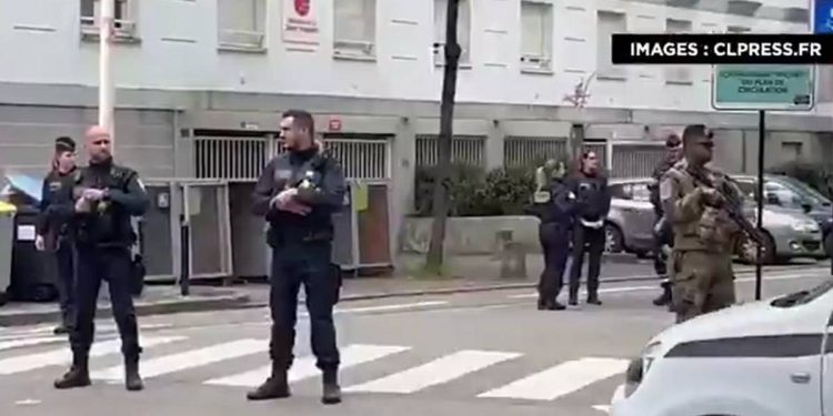 Ataque con cuchillo en secundaria de Francia deja un fallecido y tres heridos