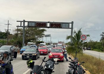 Caos en la carretera Chetumal-Xul Há por bloqueos