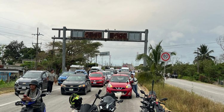 Caos en la carretera Chetumal-Xul Há por bloqueos