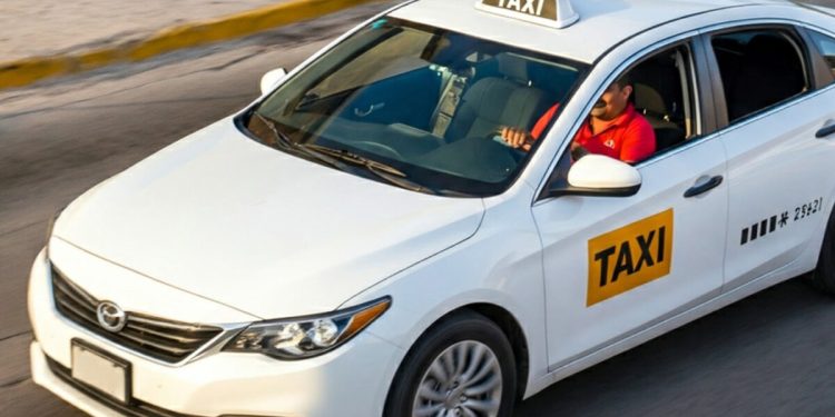 ¿Dónde tomar taxis seguros en Cancún de madrugada?