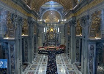 Miles de fieles dan el ultimo adios al papa