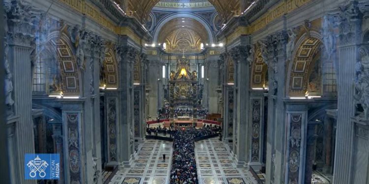 Miles de fieles dan el ultimo adios al papa