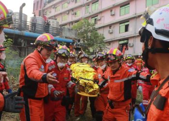 Rescatan a dos hombres en Myanmar cinco dias despues del terremoto