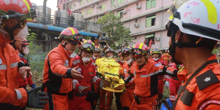 Rescatan a dos hombres en Myanmar cinco dias despues del terremoto