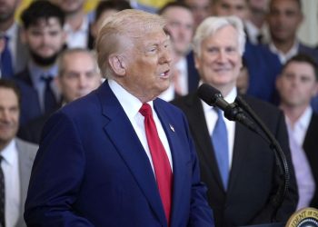 Donald Trump anuncia nuevos aranceles del 50% a China y rechaza negociaciones.