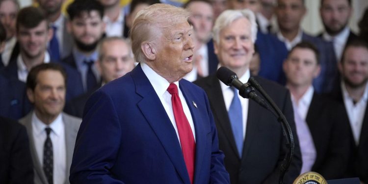 Donald Trump anuncia nuevos aranceles del 50% a China y rechaza negociaciones.