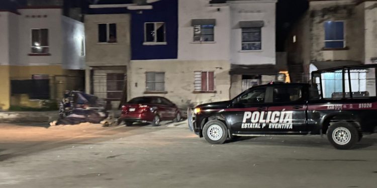 Imagen que ilustra el violento ataque en Villas Otoch Paraíso de Cancún, donde una mujer fue herida de bala en el rostro.