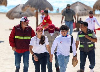 Ana Paty Peralta mantiene playas públicas libres de sargazo en Cancún