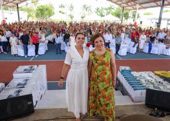 Ana Paty Peralta celebra el Día de las Madres con colaboradoras del SUTSABJYOD