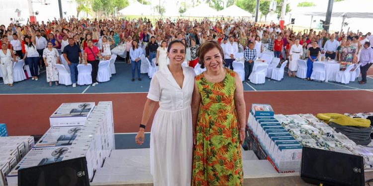 Ana Paty Peralta celebra el Día de las Madres con colaboradoras del SUTSABJYOD