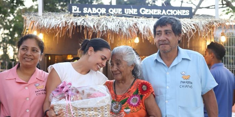 Ana Paty Peralta, visitó la nueva sucursal de la Panadería Chiapas