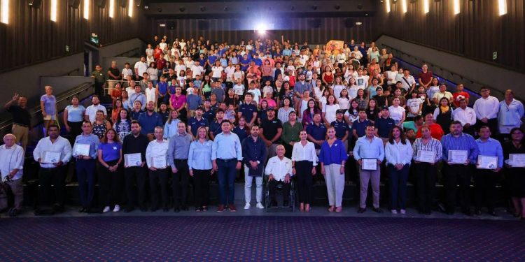 Entregan el distintivo “Corazón Azul” a la cadena “Cinépolis” en Cancún