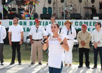 Ana Paty Peralta asiste al aniversario de la Unión de Tianguis y Comerciantes Ambulantes del Estado de Quintana Roo A.C