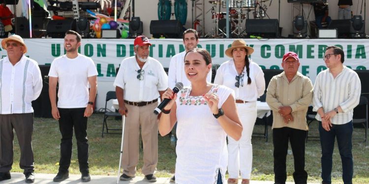 Ana Paty Peralta asiste al aniversario de la Unión de Tianguis y Comerciantes Ambulantes del Estado de Quintana Roo A.C